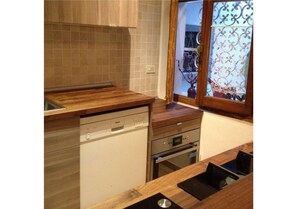 Kylskåp, mikrovågsugn, ugn och spishäll