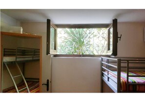 2 sovrum, strykjärn/strykbräda och sängkläder