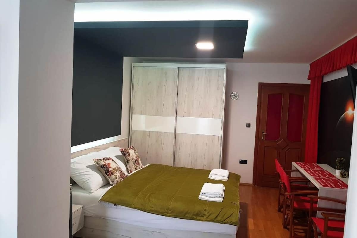 1 bedroom, desk, free WiFi, bed sheets