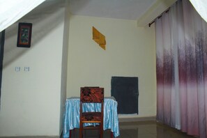 Deluxe Double Room | Living area - Fidos Guest House (Muhoza)