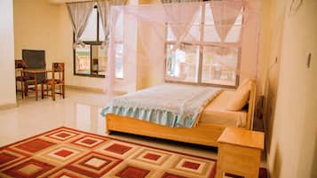 Habitación doble Deluxe | Espacio para trabajar con laptop y tabla de planchar con plancha