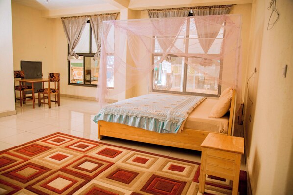 Deluxe Double Room | Laptop workspace, iron/ironing board, free WiFi