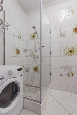 Doccia, asciugacapelli, asciugamani, sapone