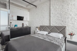 3 habitaciones, tabla de planchar con plancha y cuna de viaje 