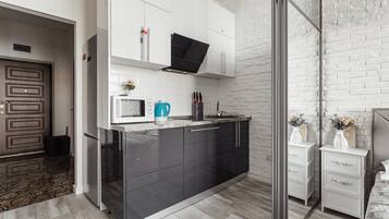 雪櫃、微波爐、爐具、電熱水壺