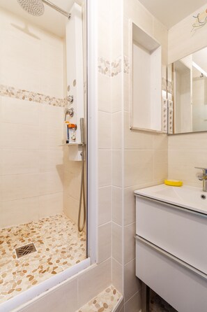 Ducha, secador de pelo y toallas