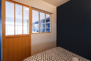 1 habitación, tabla de planchar con plancha y cuna de viaje