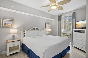 Huis, 1 kingsize bed met slaapbank (Pilot House 413) | Een kluis op de kamer, een strijkplank/strijkijzer, beddengoed