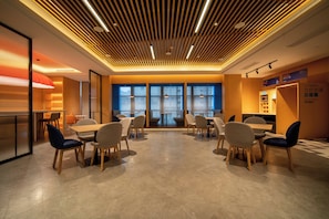 A modern conference room with a wooden ceiling, large windows, and a central table with chairs. - Holiday Inn Express Huaibei City Center by IHG (Huaibei)