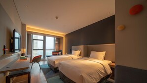 A hotel room with two beds, a desk, a chair, and a large window. - Holiday Inn Express Huaibei City Center by IHG (Huaibei)