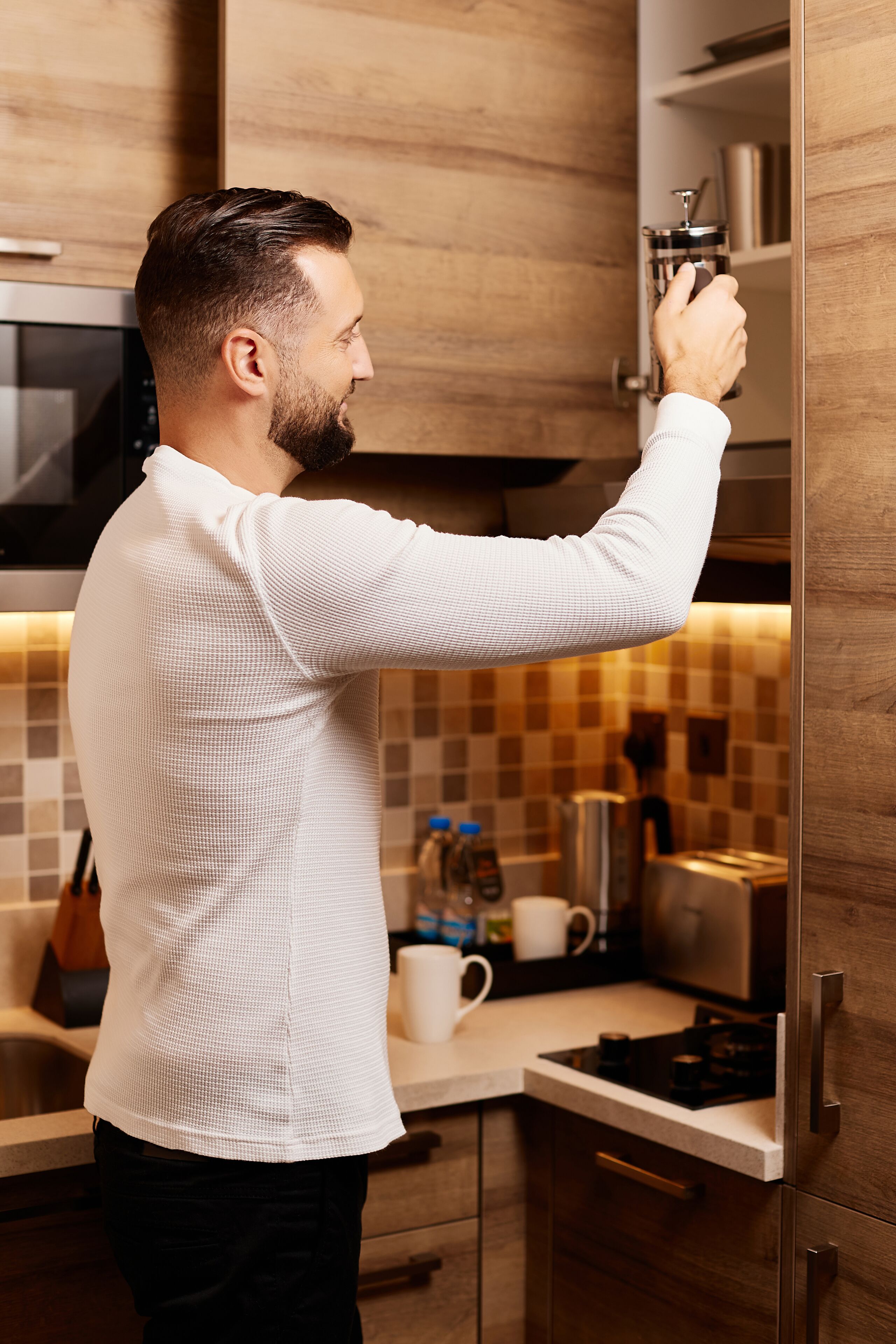 full-sized fridge, microwave, oven, stovetop
