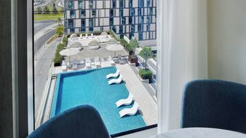 Utendørsbasseng og solsenger