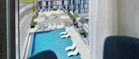 Una piscina al aire libre, tumbonas