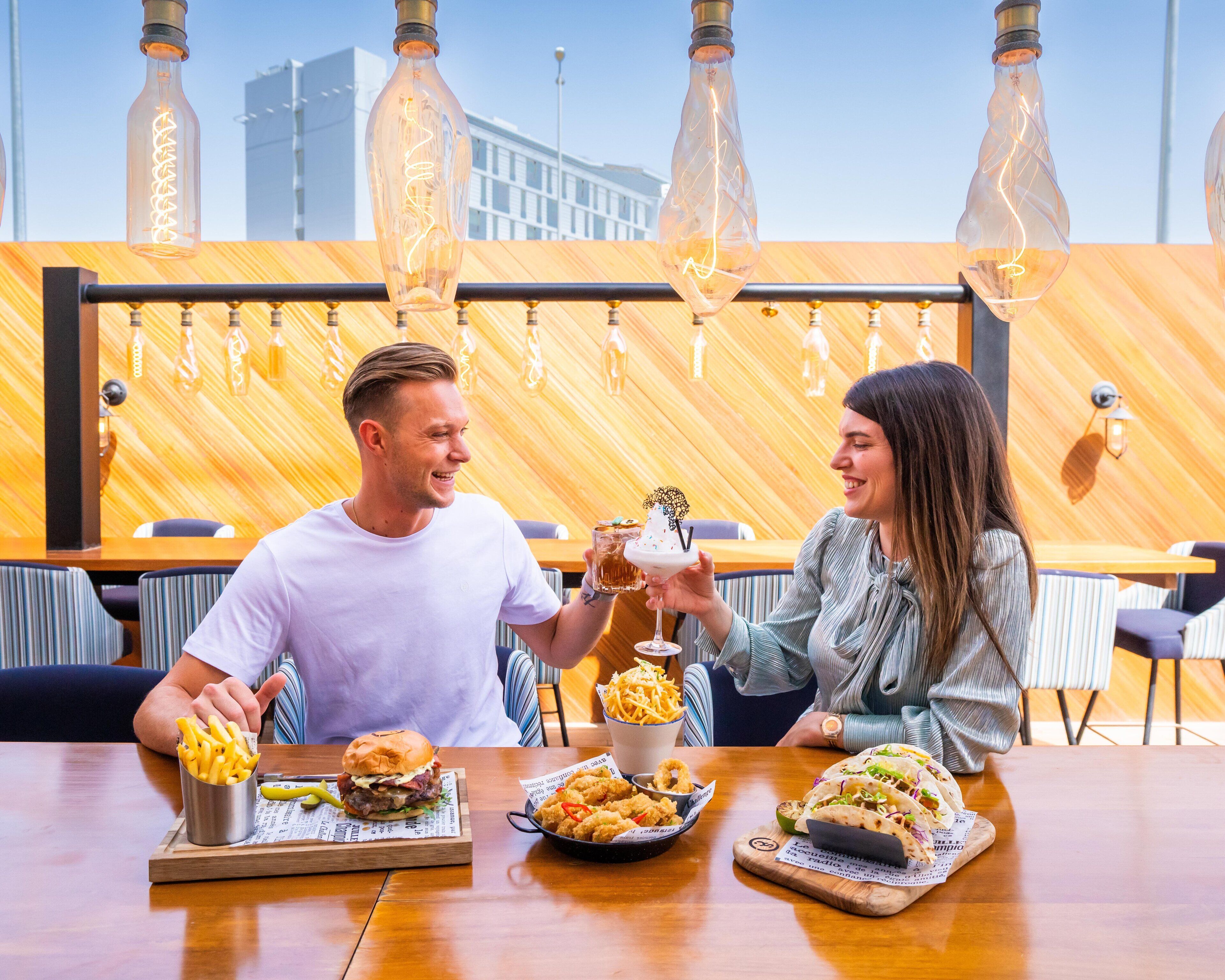 2 bars, bar en bord de piscine