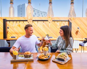 2 개의 바/라운지, 풀사이드 바