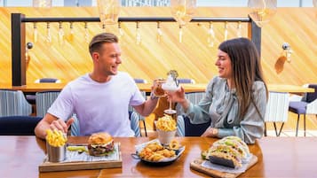 2 barer/lounger och bar vid poolen