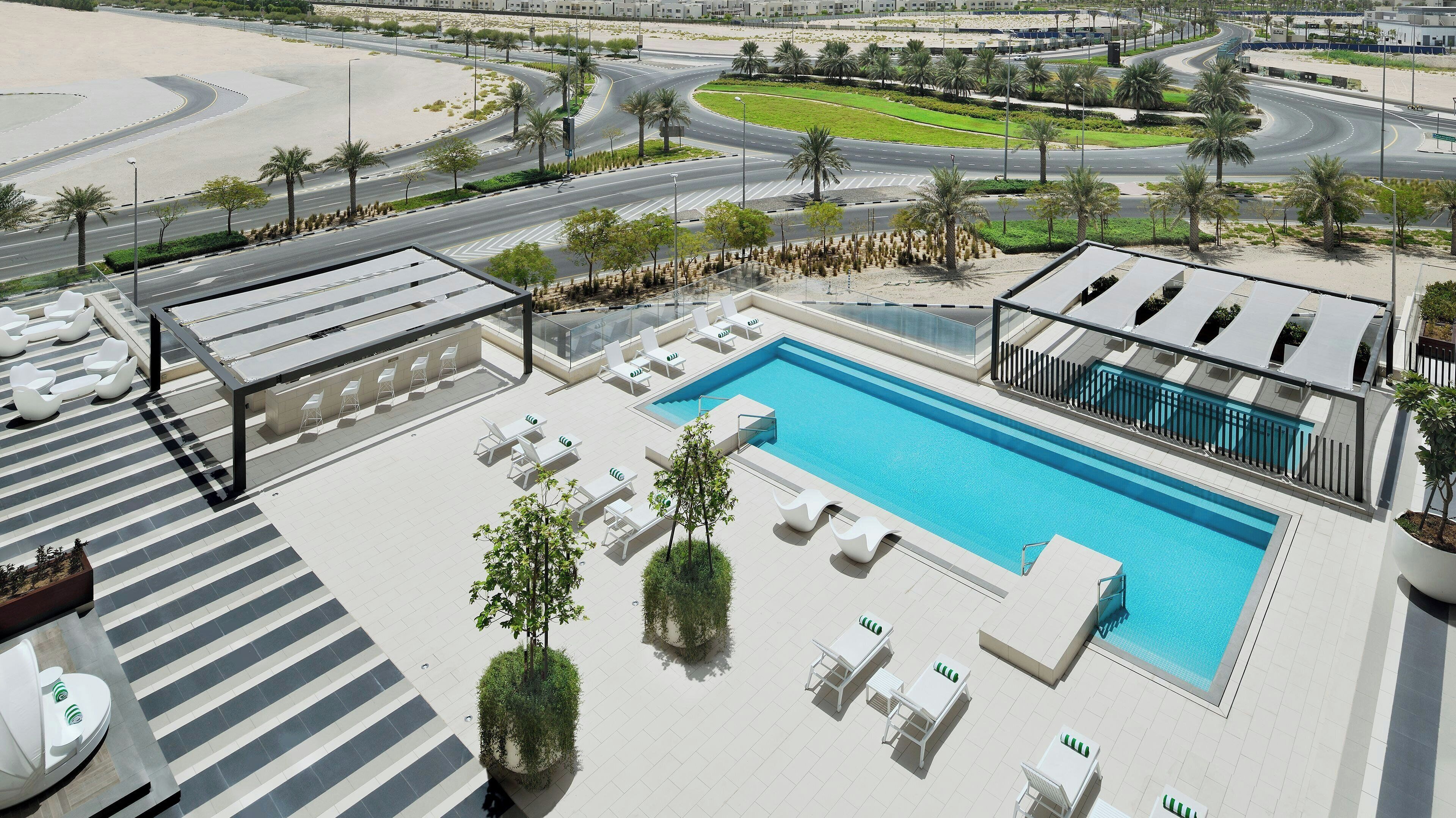 Suite, 1 Bedroom, Pool View, Free bus: DWC Airport, Pre Booking needed | Ropa de cama de alta calidad, minibar, caja fuerte y cortinas opacas