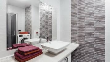 Dutxa, assecador de cabells, tovalloles i sabó