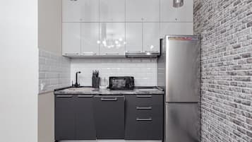 Frigorífico, microondas, placa de cocina y lavavajillas