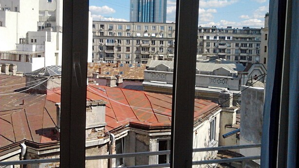Vista de un paisaje urbano con un edificio destacado identificado como 'Ward J. Hasor Grand Tower Hotel' al fondo.