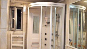 Een douche, een haardroger, handdoeken, zeep