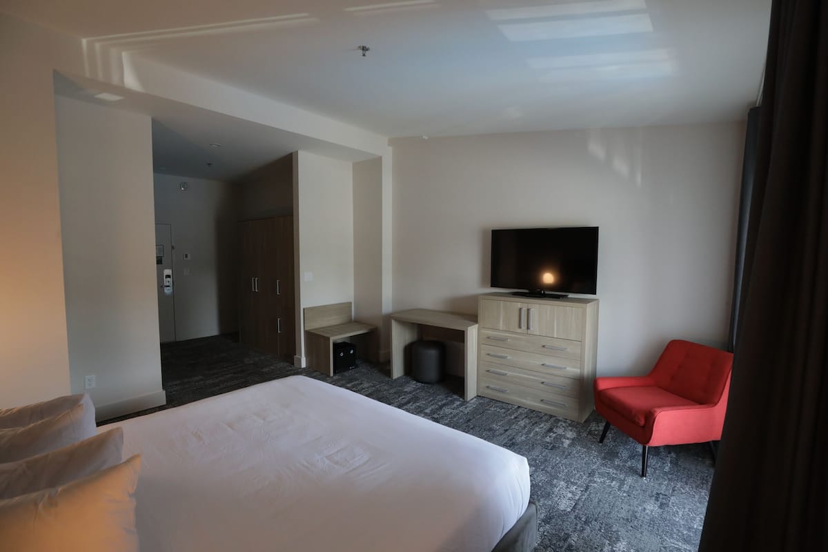 Deluxe-Zimmer, 1 King-Bett, Balkon, Seeseite | 1 Schlafzimmer, hochwertige Bettwaren, Zimmersafe, individuell dekoriert