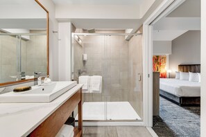Shower, rainfall showerhead, designer toiletries, hair dryer - Lake Placid Inn Boutique Hotel (Lake Placid)