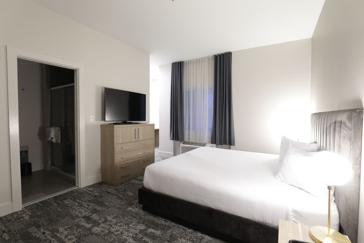 1 Schlafzimmer, hochwertige Bettwaren, Zimmersafe, individuell dekoriert