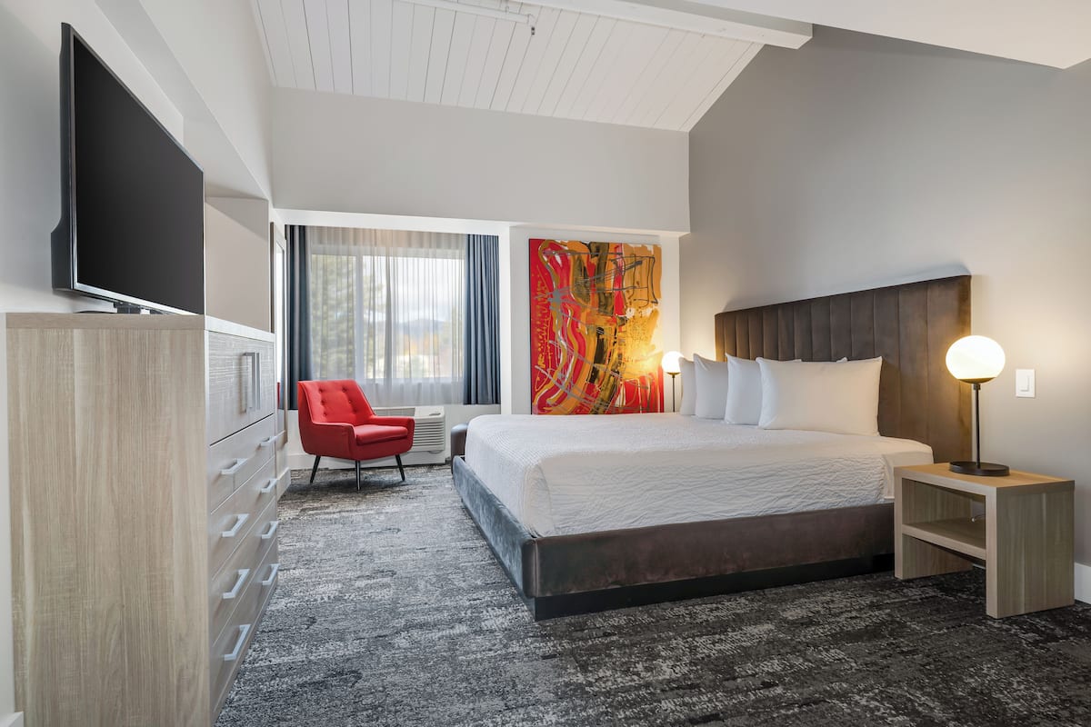 Premium bedding, in-room safe, desk, laptop workspace