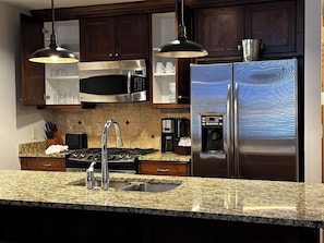 ثلاجة، ميكروويف، فرن، موقد طهي مسطح