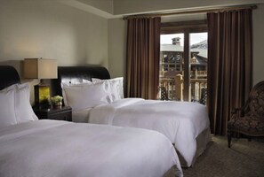 3 عدّة غرف نوم وخزنة داخل الغرفة ومكتب ومكواة/لوح كي