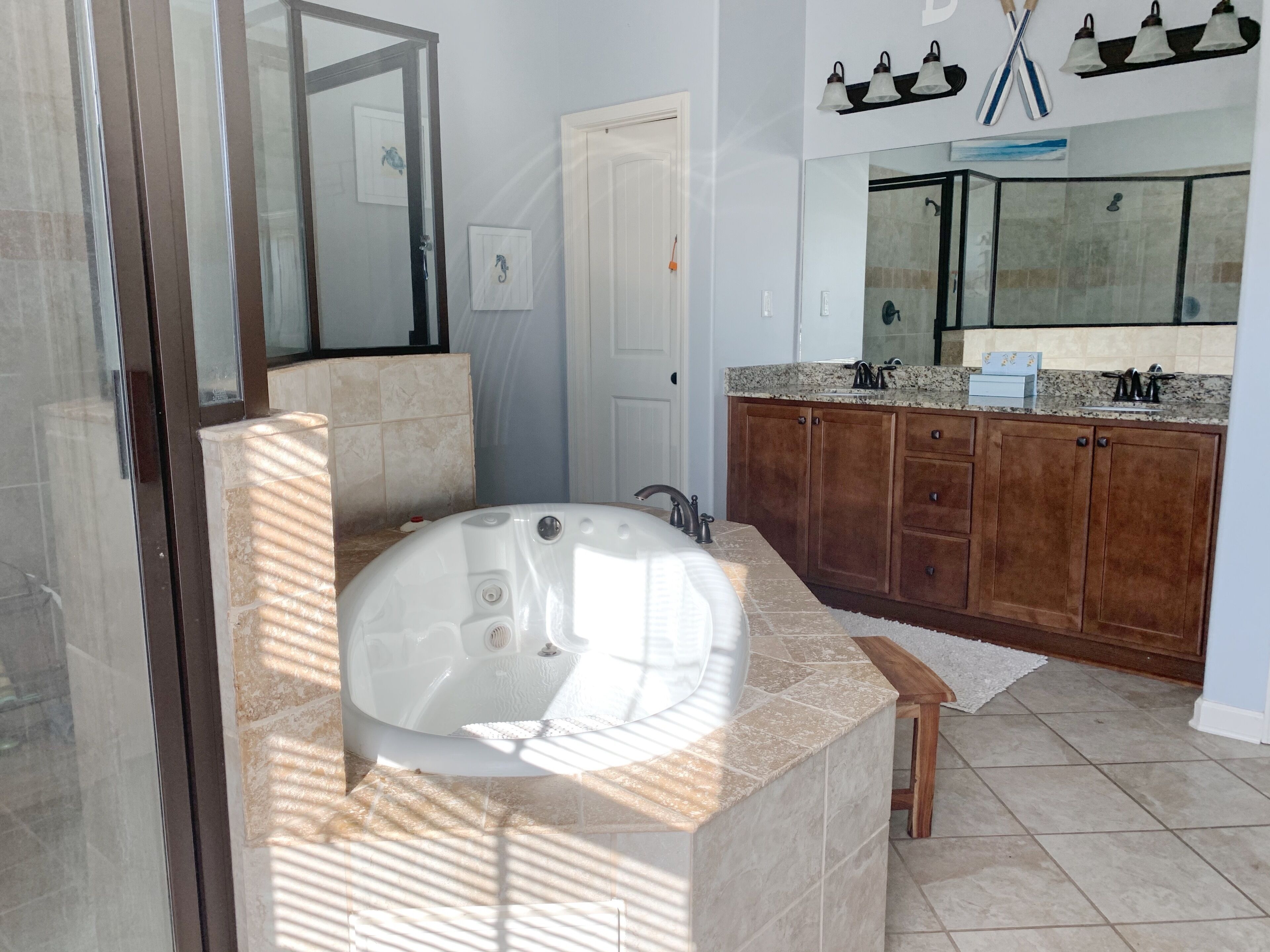 Badkar/dusch, hårtork, handdukar och toalettpapper