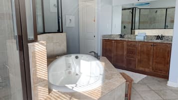 Ensemble douche/baignoire, sĂšche-cheveux, serviettes fournies