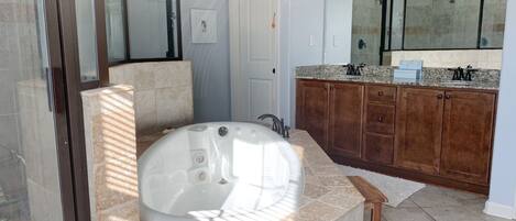 Badkar/dusch, hårtork, handdukar och toalettpapper