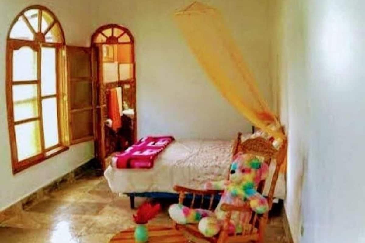 Decoración personalizada y espacio para trabajar con laptop