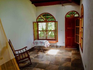 Decoración personalizada y espacio para trabajar con laptop 