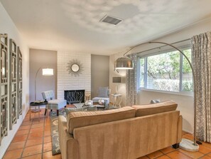 Smart TV, fireplace, books - Modern Zen Retreat - Best Indoor & Outdoor Living (Cathedral City)
