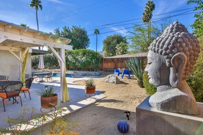 Outdoor dining - Modern Zen Retreat - Best Indoor & Outdoor Living (Cathedral City)