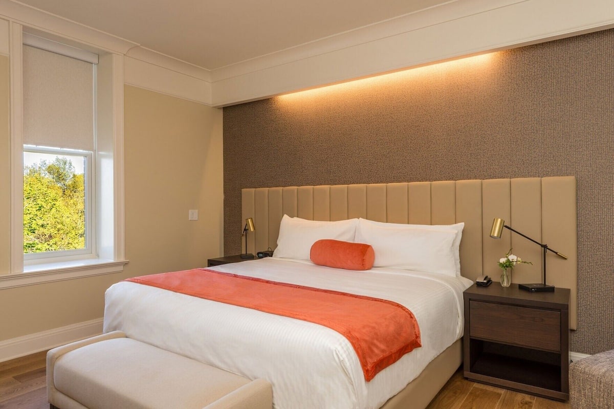 Hypo-allergenic bedding available, in-room safe, soundproofing