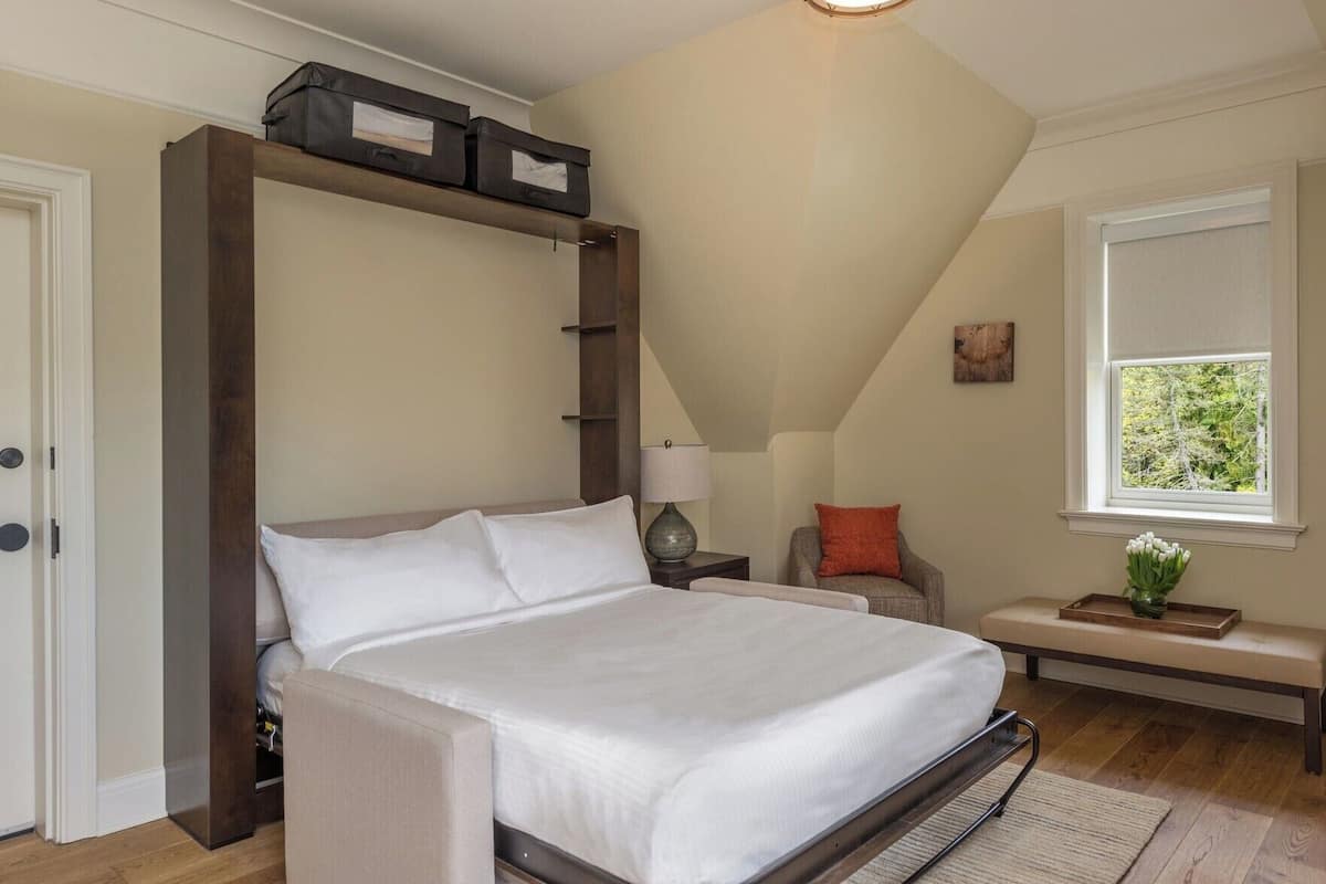 Hypo-allergenic bedding available, in-room safe, soundproofing