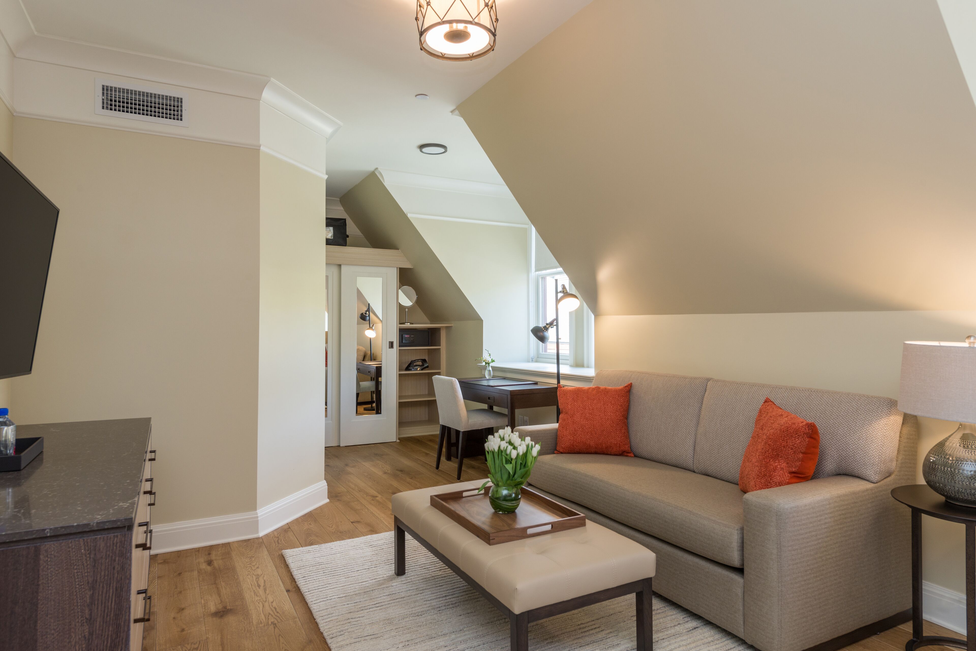 premier king | living area | smart tv, ipod dock, mp3 dock