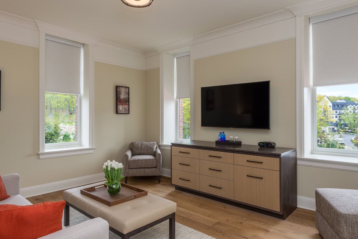 Classic-Studio, Blick auf den Innenhof, Eckzimmer | Wohnbereich | Smart-TV, iPod-Dockingstation, MP3-Dockingstation