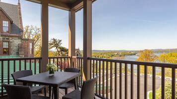 Superior River View Queen Accessible | Terrace/patio