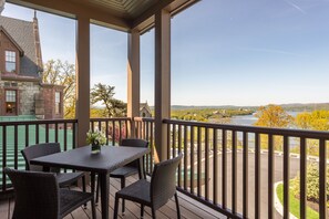 Superior River View Queen Accessible | Terrace/patio