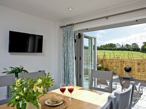 Outdoor dining - 4 bedroom accommodation in Trelights, near Port Isaac (Trelights, near Port Isaac)