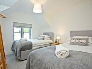 4 bedrooms, free WiFi, bed sheets - 4 bedroom accommodation in Trelights, near Port Isaac (Trelights, near Port Isaac)