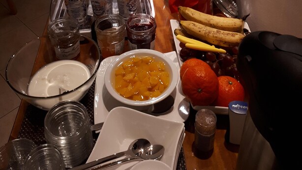 A buffet setup with various food items and condiments. - Pension Schöne (Grossrohrsdorf)