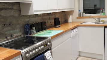 Family House, Private Bathroom | Private kitchen