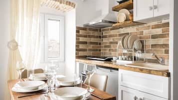 Superior appartement (4) | Privékitchenette | Een koelkast, een kookplaat, een koffiezetapparaat/waterkoker