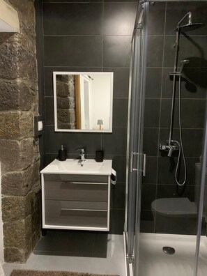Dusche, Haartrockner, Handtücher, Toilettenpapier